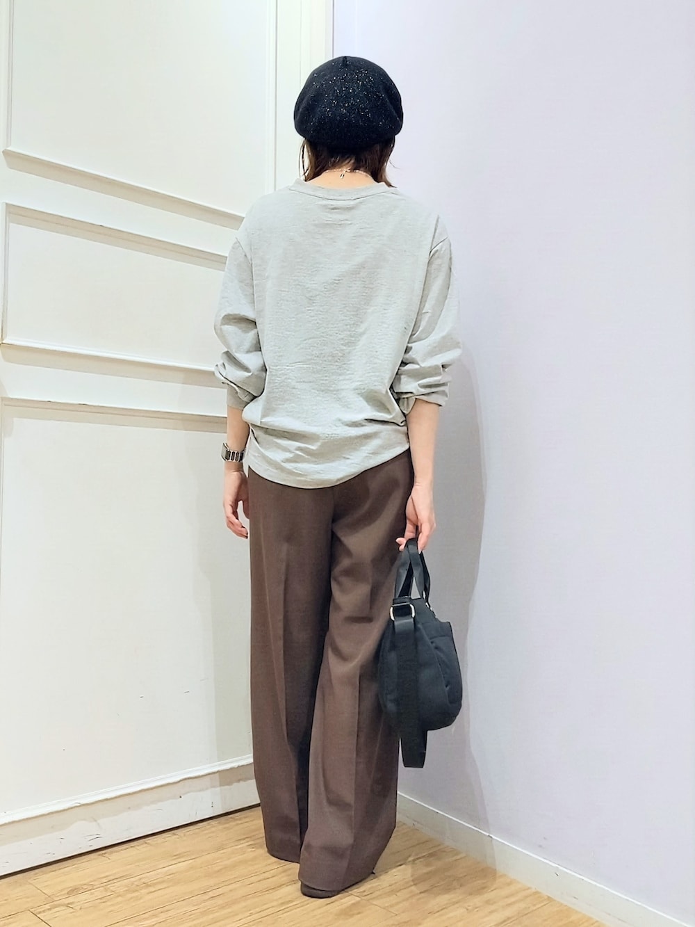 グレー系のTシャツ/カットソー、ブラウン系のその他パンツ、ブラック系のトートバッグを着用したレディースの秋コーディネートの4枚目の写真
