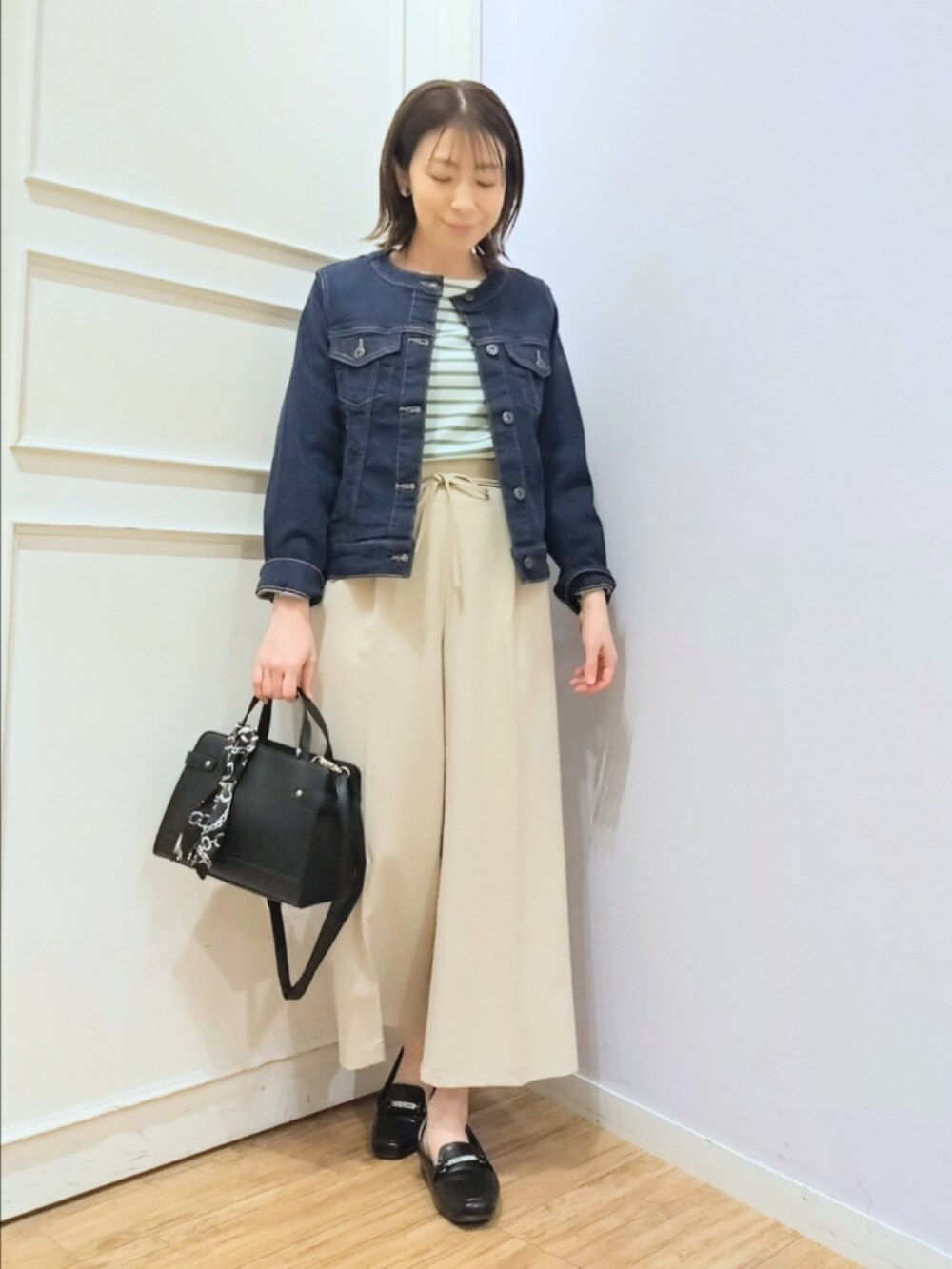 ブルー系のデニムジャケット、グリーン系のTシャツ/カットソー、ベージュ系のその他パンツを着用したレディースの冬コーディネートの5枚目の写真