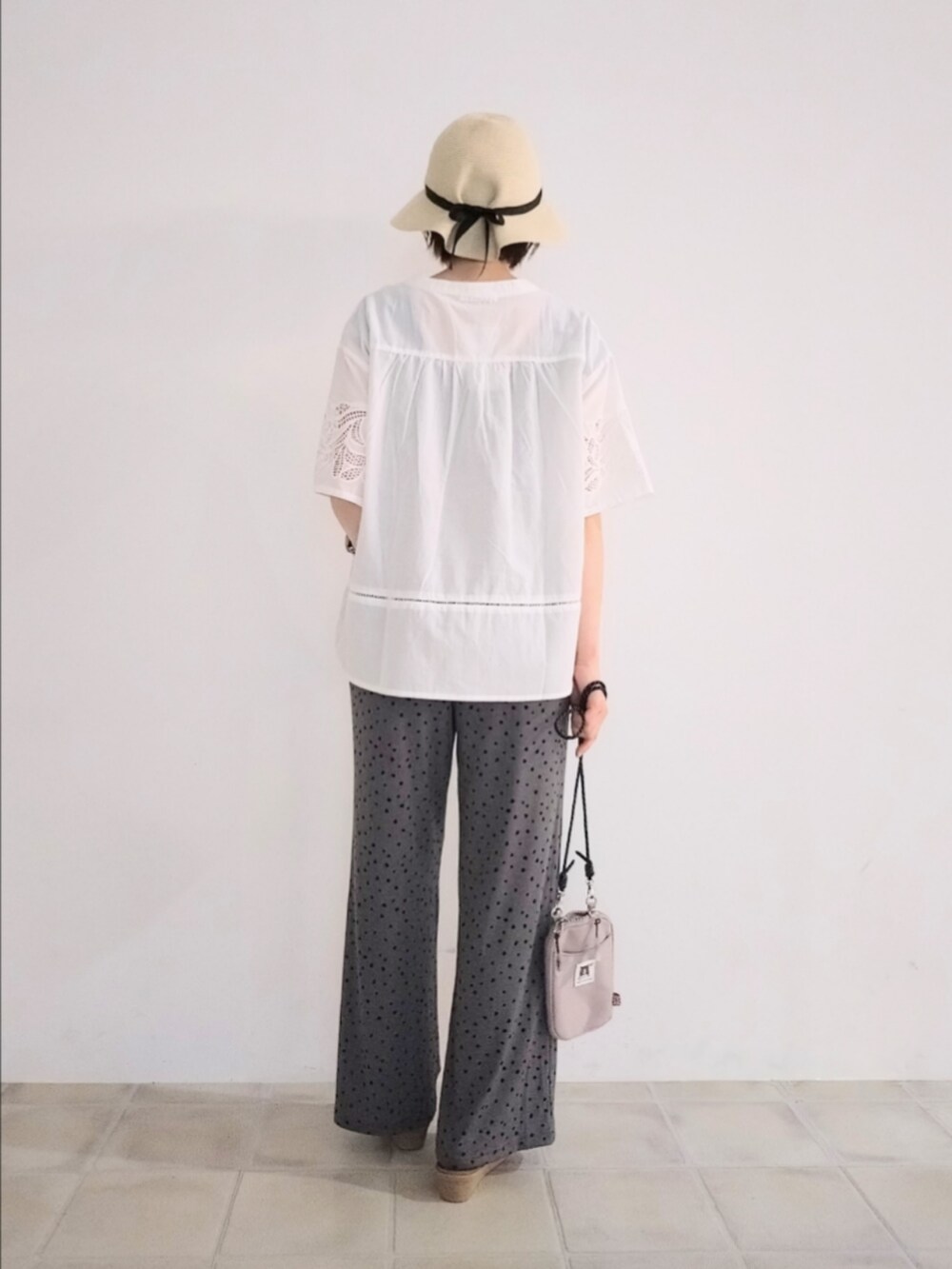 ホワイト系のシャツ/ブラウス、グレー系のその他パンツ、パープル系のショルダーバッグを着用したレディースの夏コーディネートの4枚目の写真