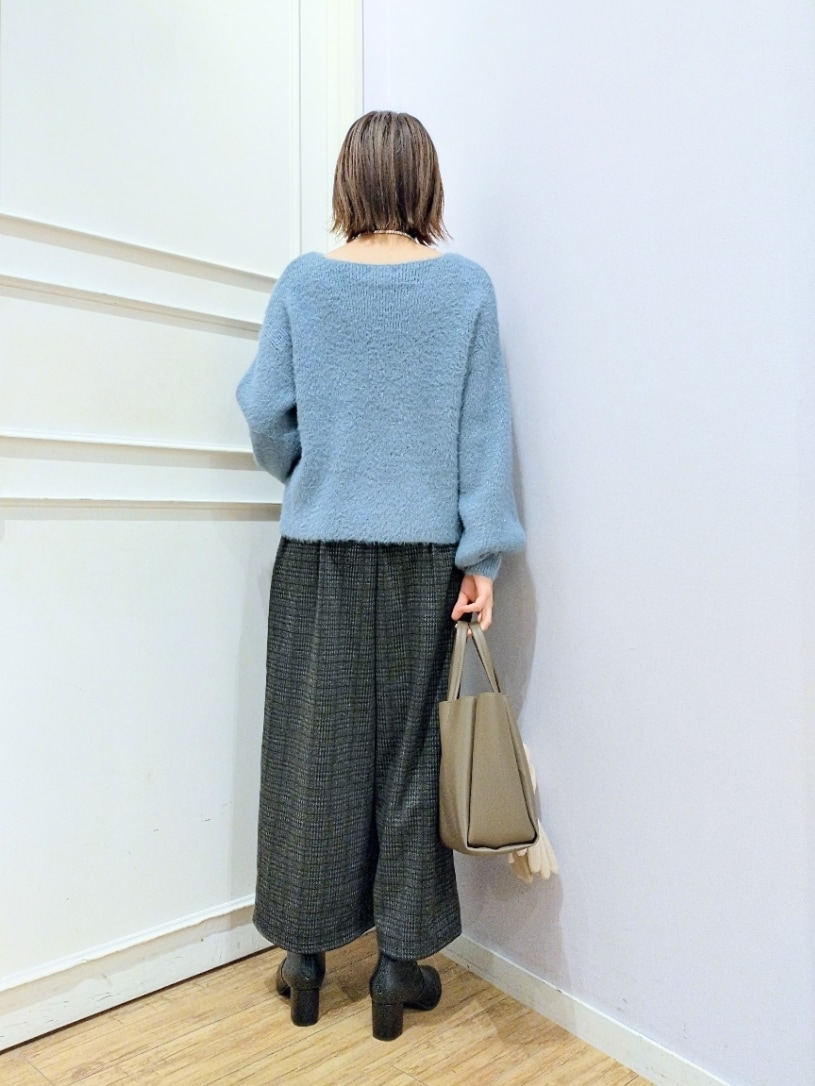 ブルー系のニット/セーター、グレー系のその他パンツ、ブラウン系のトートバッグを着用したレディースの冬コーディネートの3枚目の写真