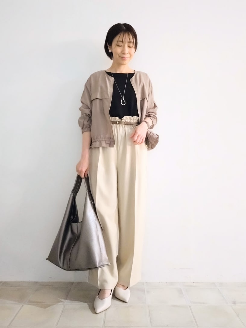 「大人コーデ、パンツコーデ、春ニット、お仕事コーデ、シアー、ブルゾン、ノーカラージャケット、ドロスト、ハイウエスト、トライアングルバッグ、ベルト、通勤着、オフィスカジュアル」|「DRESKIPの【S-LL】7分袖ガーター編みドルマンニット(ニット/セーター、ブラック系)」を使った、miomioさん(レディース・157cm)の春コーディネートの5枚目の写真
