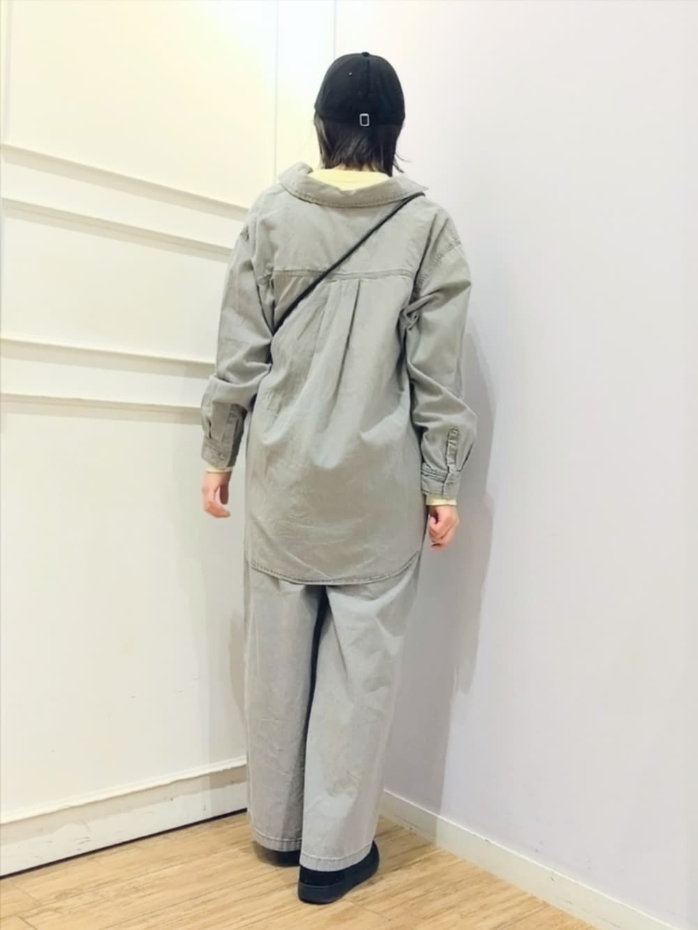 グレー系のシャツ/ブラウス、イエロー系のTシャツ/カットソー、ブラック系のショルダーバッグを着用したレディースの春コーディネートの4枚目の写真