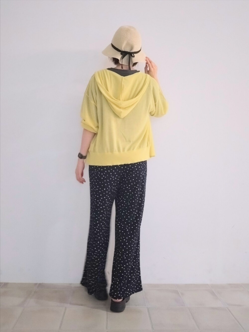 イエロー系のカーディガン/ボレロ、グレー系のTシャツ/カットソー、ブルー系のその他パンツを着用したレディースの夏コーディネートの3枚目の写真