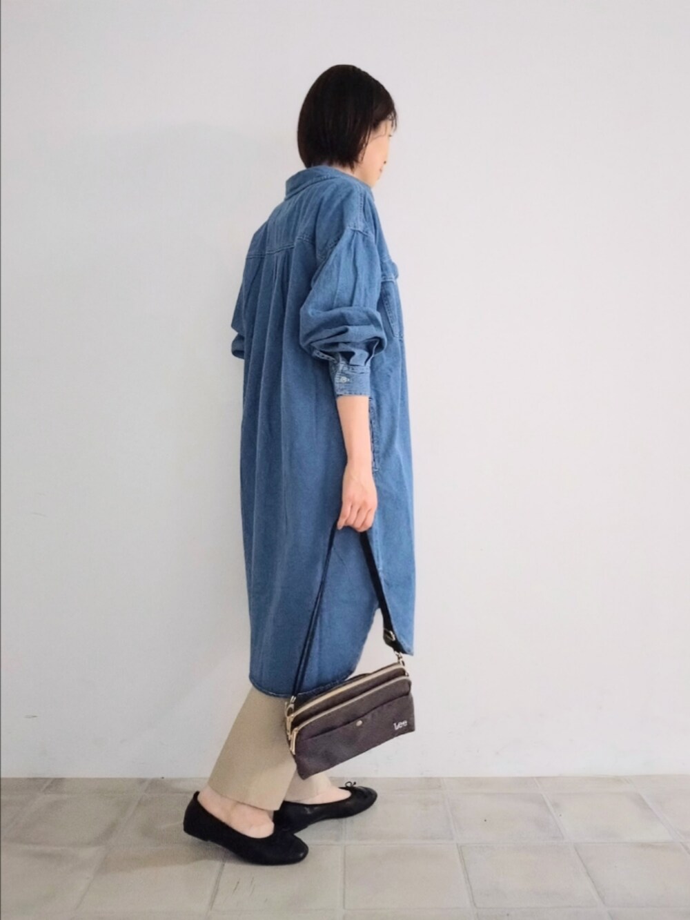 ブルー系のワンピース、ブルー系のTシャツ/カットソー、ベージュ系のその他パンツを着用したレディースの秋コーディネートの3枚目の写真