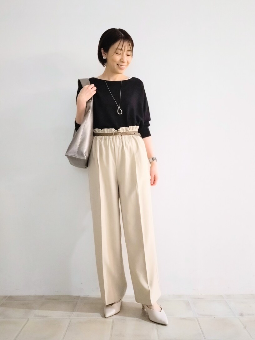「大人コーデ、パンツコーデ、春ニット、お仕事コーデ、シアー、ブルゾン、ノーカラージャケット、ドロスト、ハイウエスト、トライアングルバッグ、ベルト、通勤着、オフィスカジュアル」|「DRESKIPの【S-LL】7分袖ガーター編みドルマンニット(ニット/セーター、ブラック系)」を使った、miomioさん(レディース・157cm)の春コーディネートの4枚目の写真