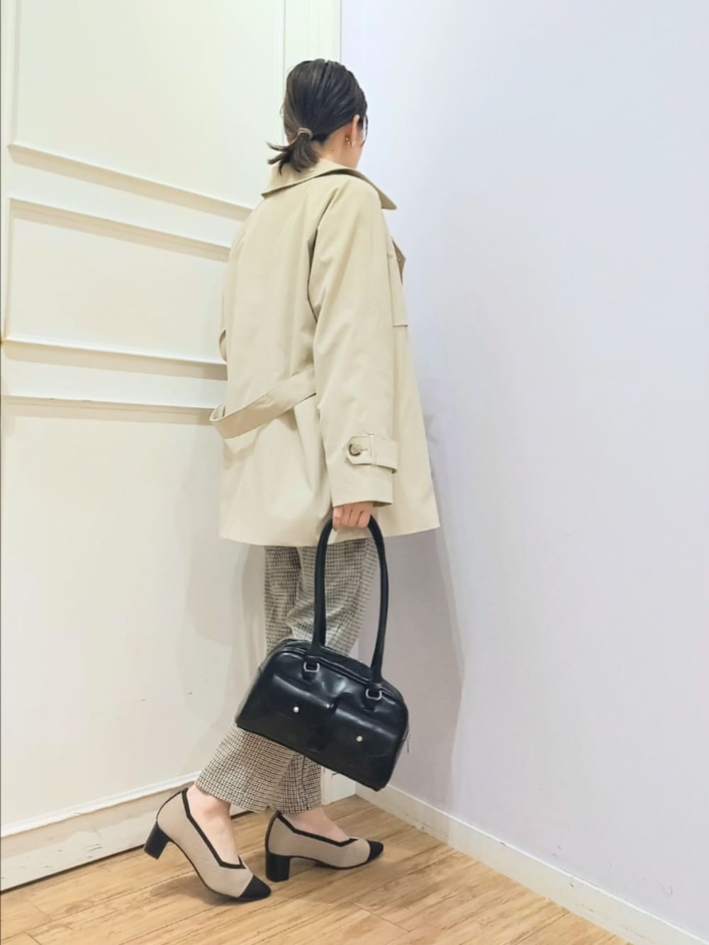 ベージュ系のトレンチコート、ブラウン系のシャツ/ブラウス、ベージュ系のその他パンツを着用したレディースの冬コーディネートの3枚目の写真