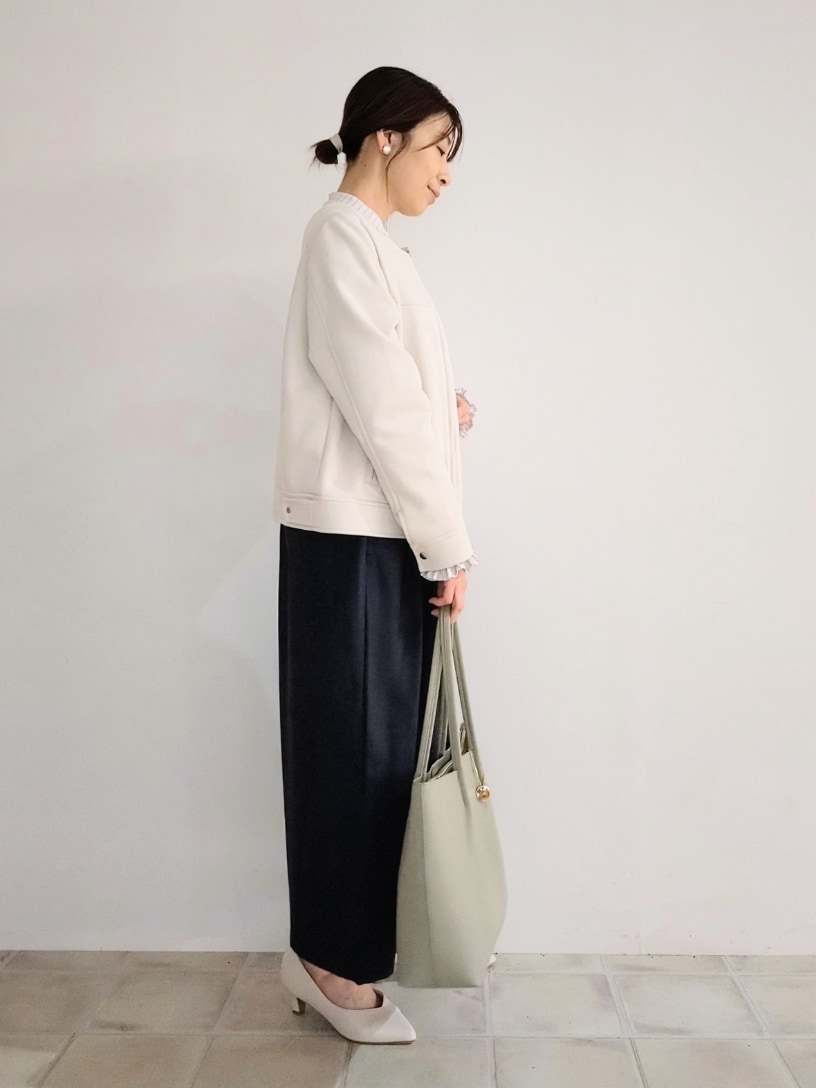 「ジャケット、春コーデ、パンツコーデ、シンプル、ストライプシャツ、ガウチョパンツ、A4サイズ収納可(バッグ サイズ)、スエード、リボン、通勤コーデ、オフィススタイル、袖コンシャス、袖ボリューム、UVカット、吸水速乾」｜「DRESKIPの【S-LL】大人上品な やわらかスウェード調ブルゾン（ブルゾン、ホワイト系）」を使った、miomioさん（レディース・157cm）の春コーディネートの3枚目の写真