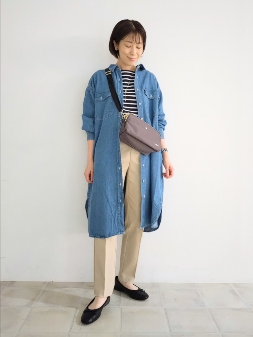 ブルー系のワンピース、ブルー系のTシャツ/カットソー、ベージュ系のその他パンツを着用したレディースの秋コーディネートの6枚目の写真