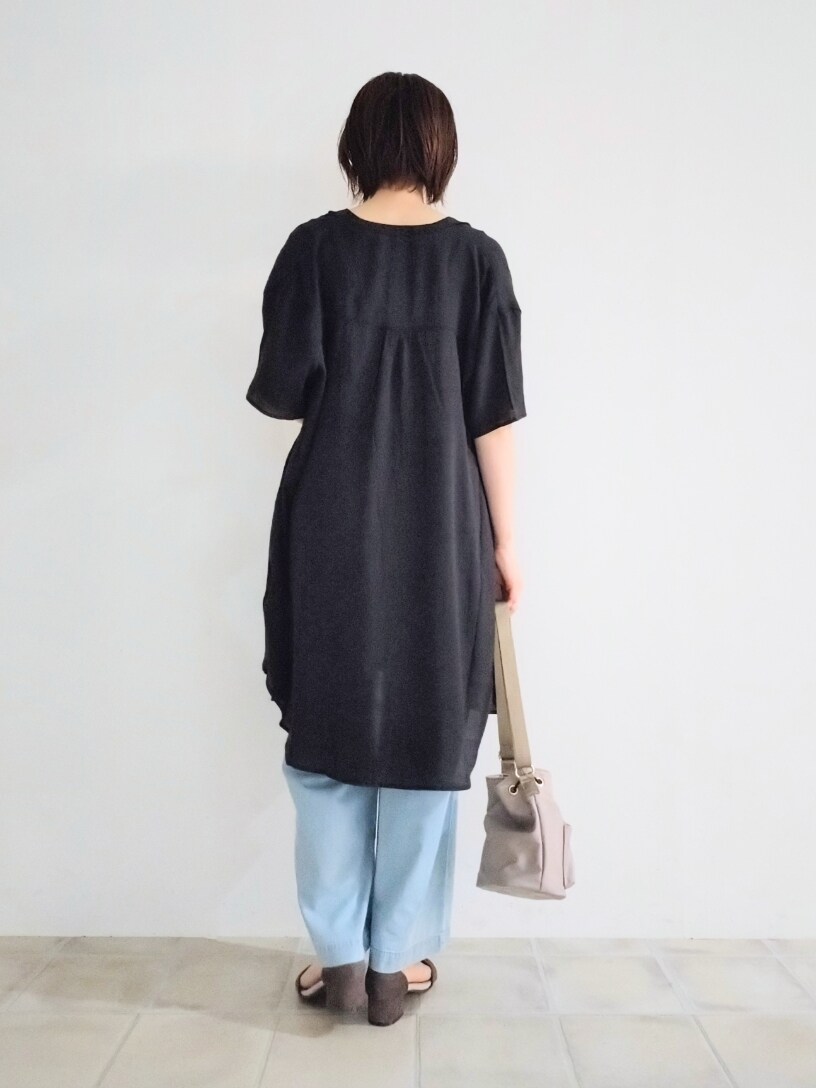 ブルー系のその他パンツ、グレー系のショルダーバッグ、ベージュ系のサンダルを着用したレディースの春コーディネートの3枚目の写真