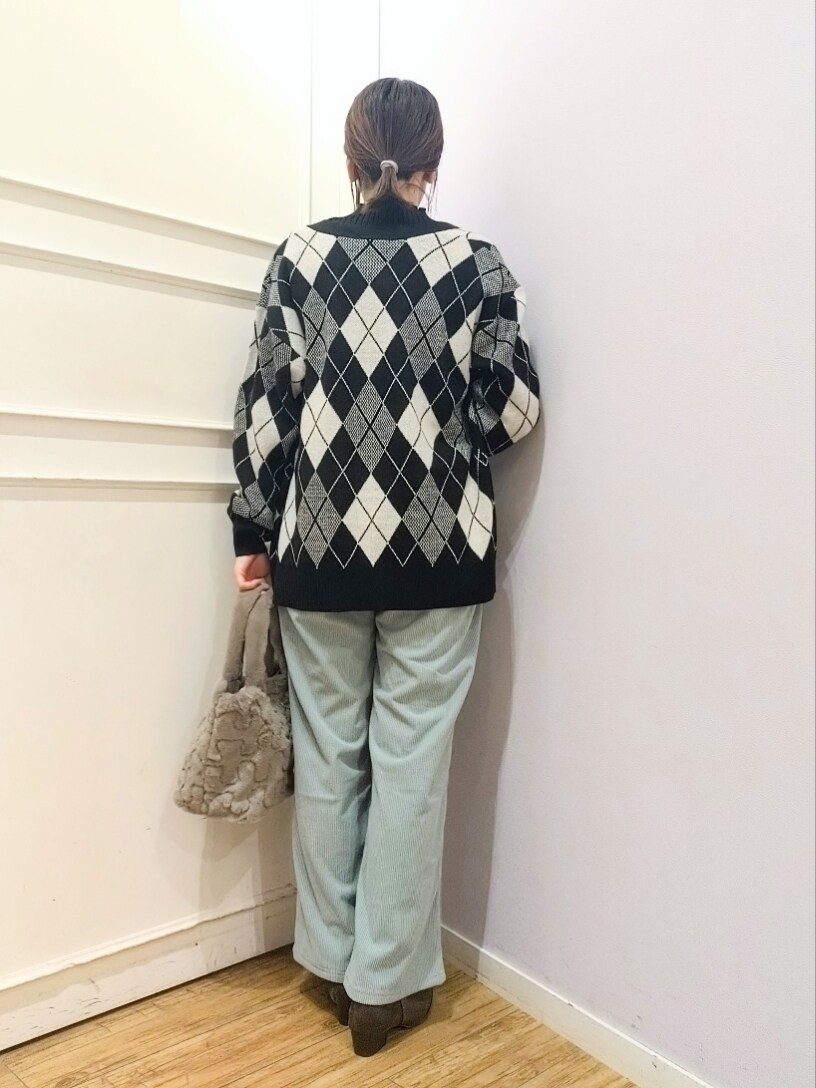 ブラック系のカーディガン/ボレロ、ブラック系のニット/セーター、グリーン系のその他パンツを着用したレディースの冬コーディネートの3枚目の写真