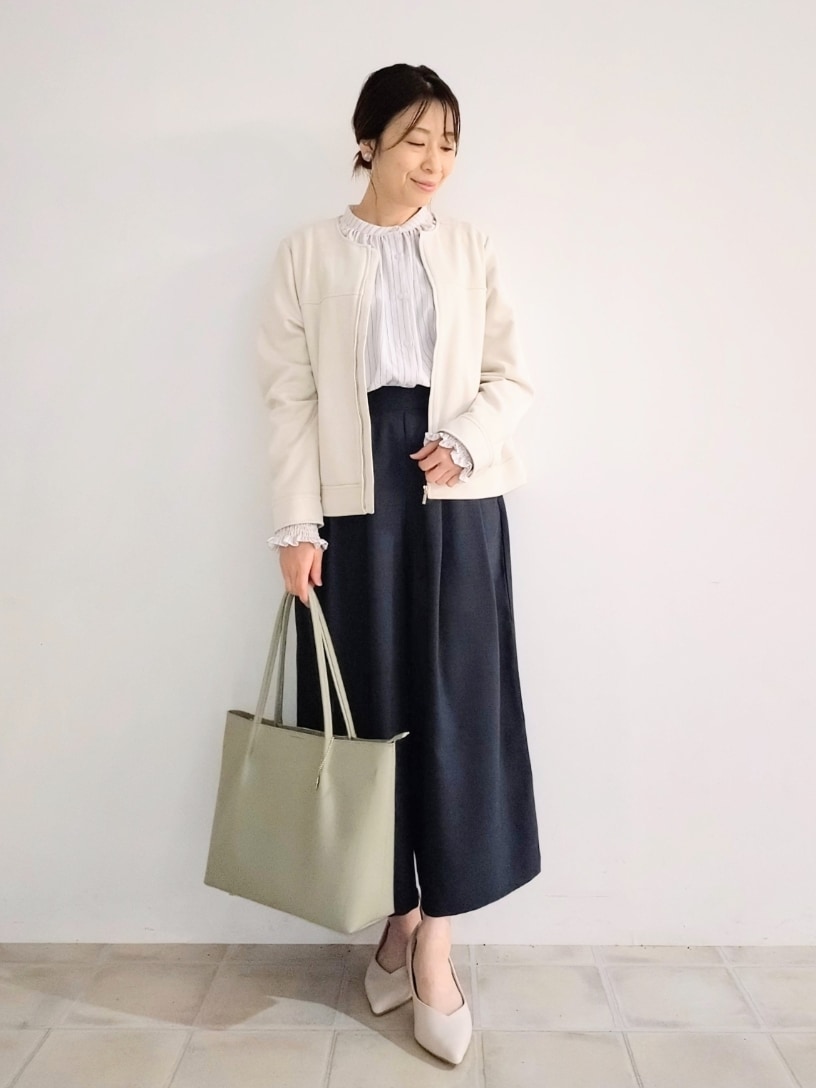 「ジャケット、春コーデ、パンツコーデ、シンプル、ストライプシャツ、ガウチョパンツ、A4サイズ収納可(バッグ サイズ)、スエード、リボン、通勤コーデ、オフィススタイル、袖コンシャス、袖ボリューム、UVカット、吸水速乾」｜「DRESKIPの【S-LL】大人上品な やわらかスウェード調ブルゾン（ブルゾン、ホワイト系）」を使った、miomioさん（レディース・157cm）の春コーディネートの2枚目の写真