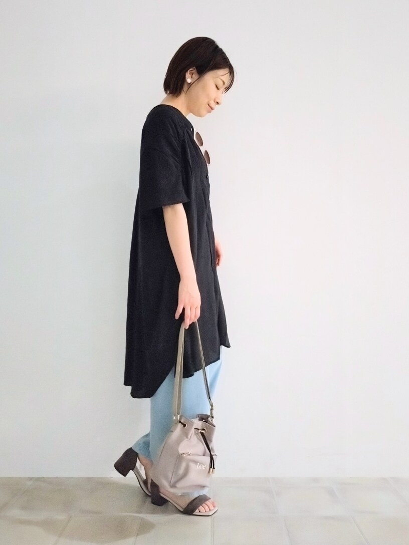 ブルー系のその他パンツ、グレー系のショルダーバッグ、ベージュ系のサンダルを着用したレディースの春コーディネートの2枚目の写真