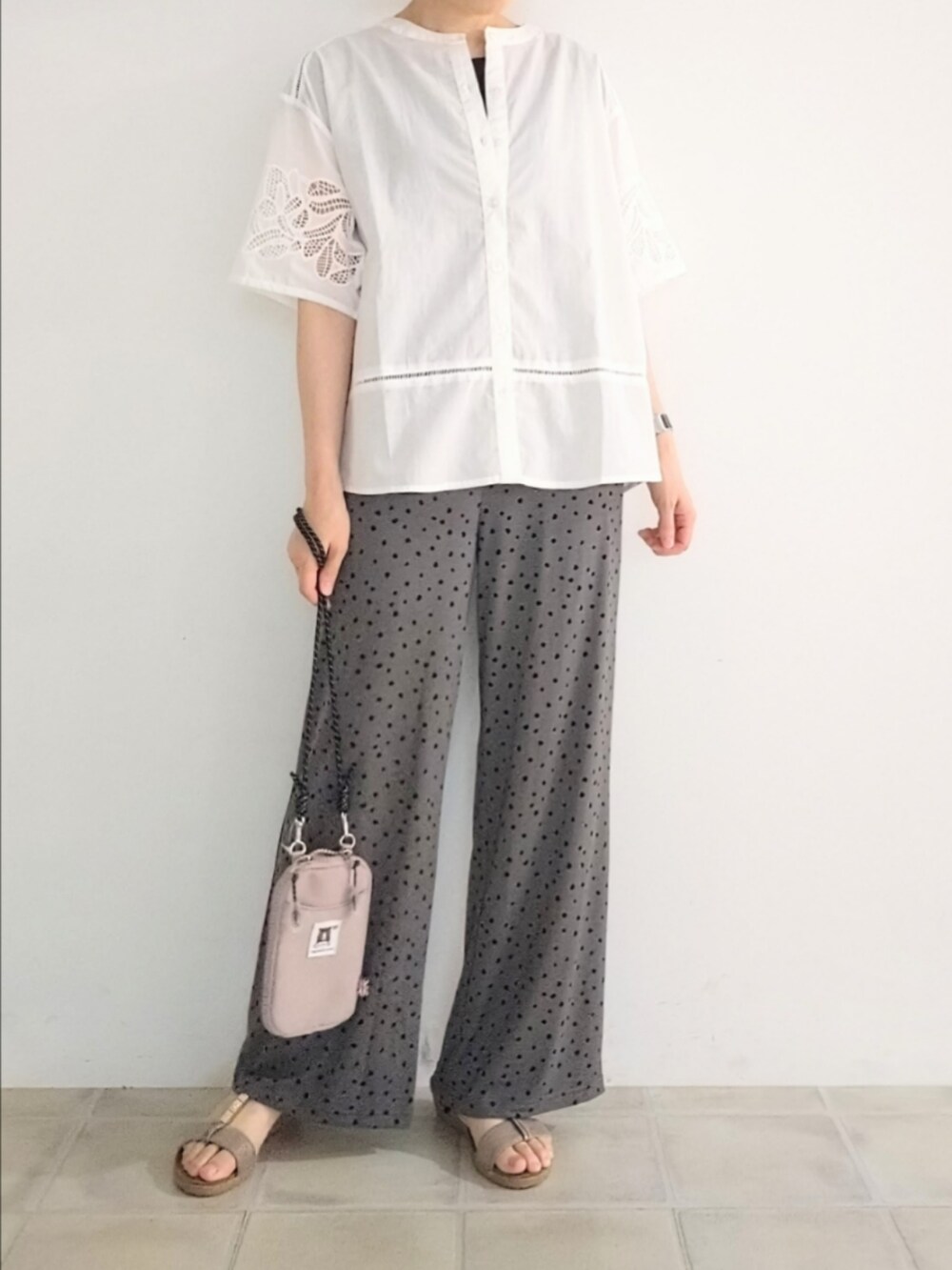 ホワイト系のシャツ/ブラウス、グレー系のその他パンツ、パープル系のショルダーバッグを着用したレディースの夏コーディネートの5枚目の写真