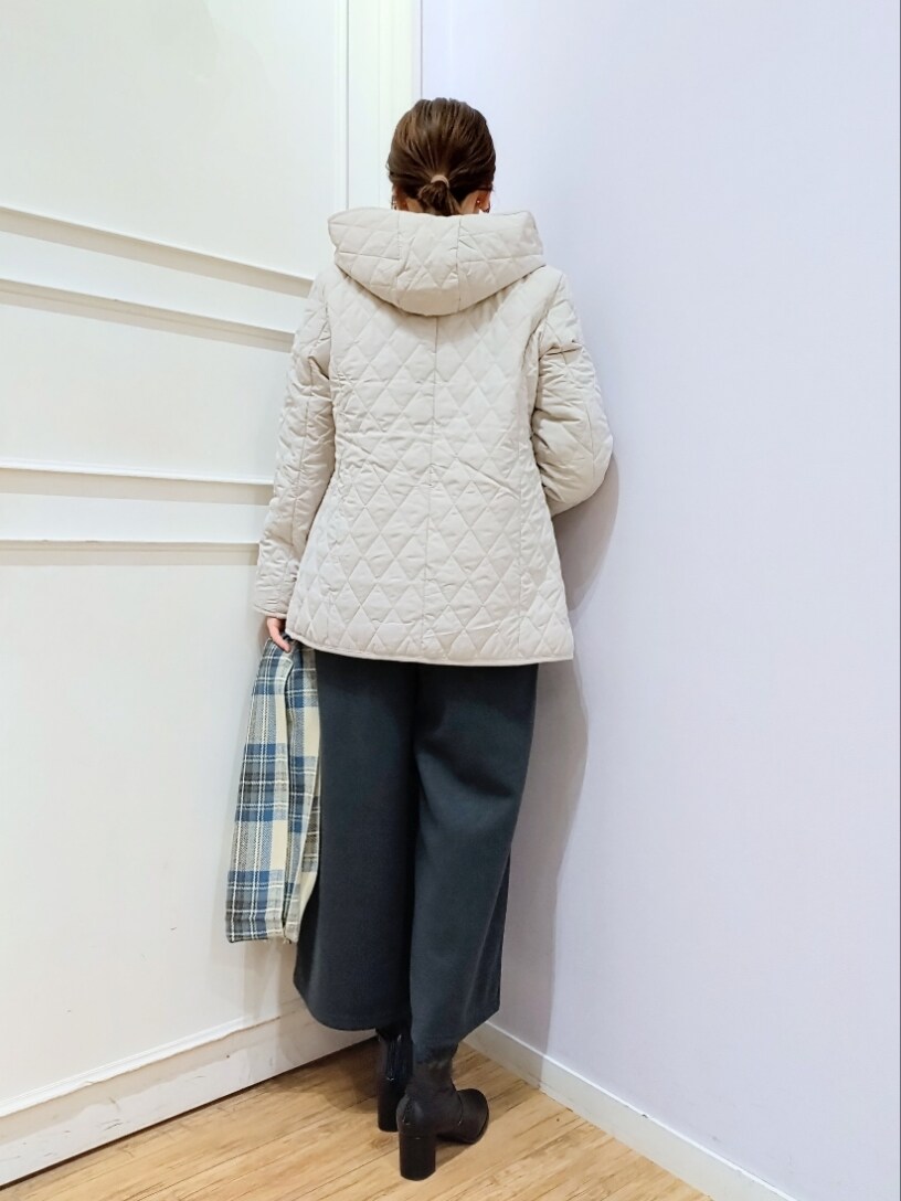 ベージュ系のその他アウター、グレー系のニット/セーター、グリーン系のその他パンツを着用したレディースの冬コーディネートの3枚目の写真