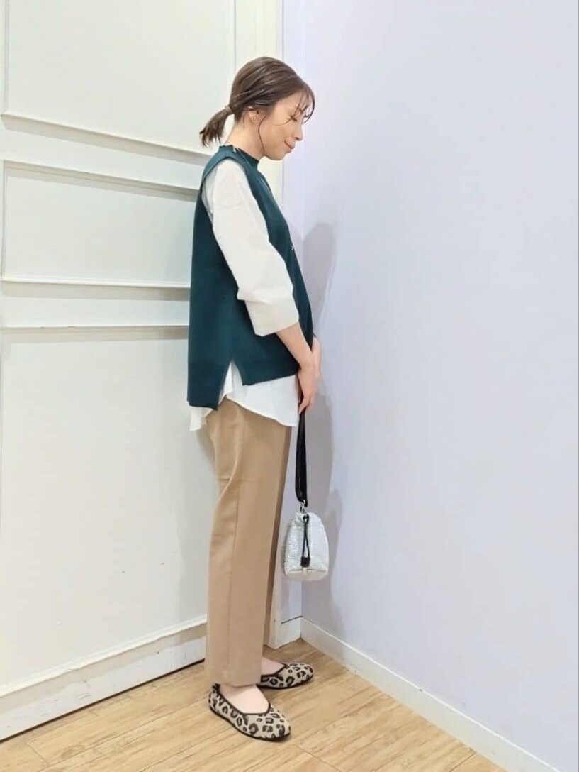 グリーン系のその他トップス、イエロー系のその他パンツ、シルバー系のショルダーバッグを着用したレディースの冬コーディネートの2枚目の写真