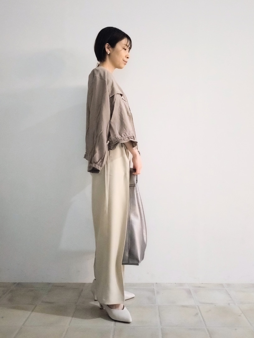 「大人コーデ、パンツコーデ、春ニット、お仕事コーデ、シアー、ブルゾン、ノーカラージャケット、ドロスト、ハイウエスト、トライアングルバッグ、ベルト、通勤着、オフィスカジュアル」|「DRESKIPの【S-LL】7分袖ガーター編みドルマンニット(ニット/セーター、ブラック系)」を使った、miomioさん(レディース・157cm)の春コーディネートの2枚目の写真