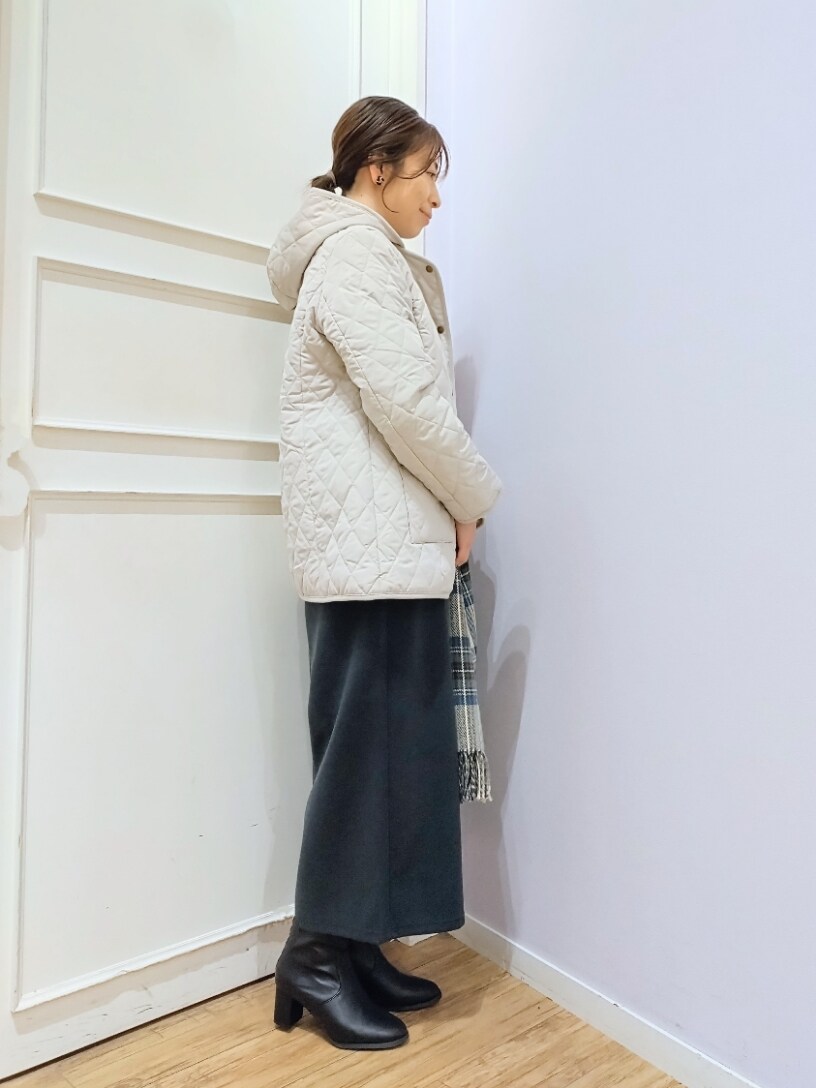 ベージュ系のその他アウター、グレー系のニット/セーター、グリーン系のその他パンツを着用したレディースの冬コーディネートの2枚目の写真
