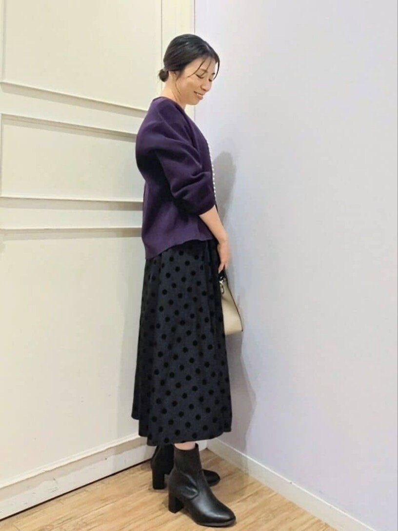 パープル系のカーディガン/ボレロ、ホワイト系のTシャツ/カットソー、グレー系のスカートを着用したレディースの冬コーディネートの2枚目の写真