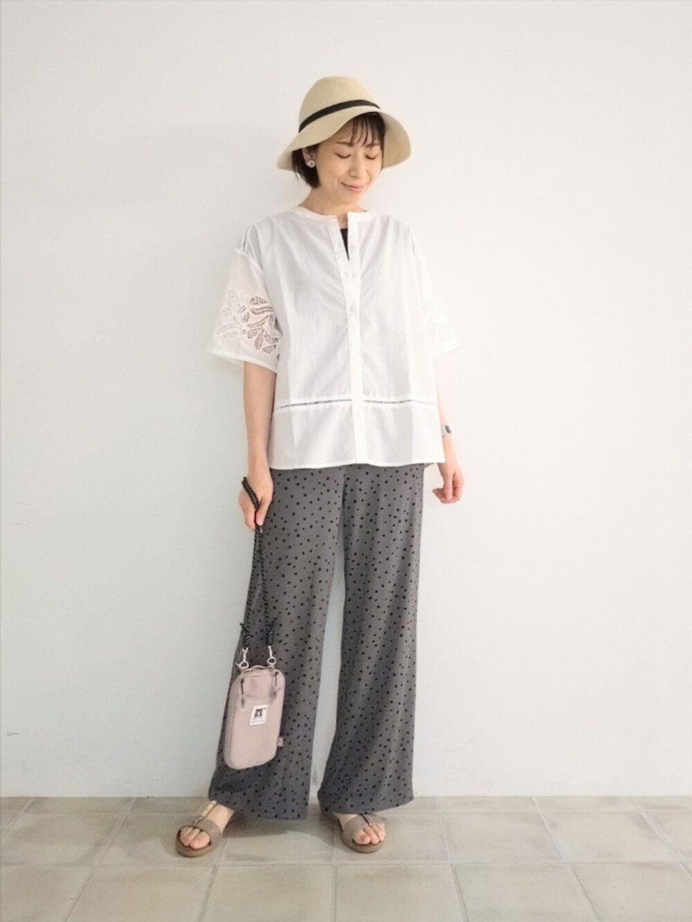 ホワイト系のシャツ/ブラウス、グレー系のその他パンツ、パープル系のショルダーバッグを着用したレディースの夏コーディネートの2枚目の写真