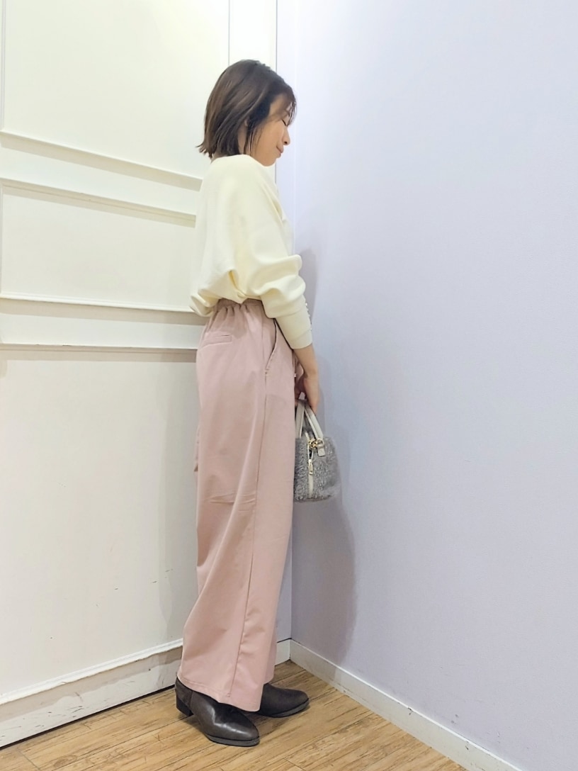 ホワイト系のニット/セーター、ベージュ系のショルダーバッグ、ブラウン系のブーツを着用したレディースの冬コーディネートの2枚目の写真