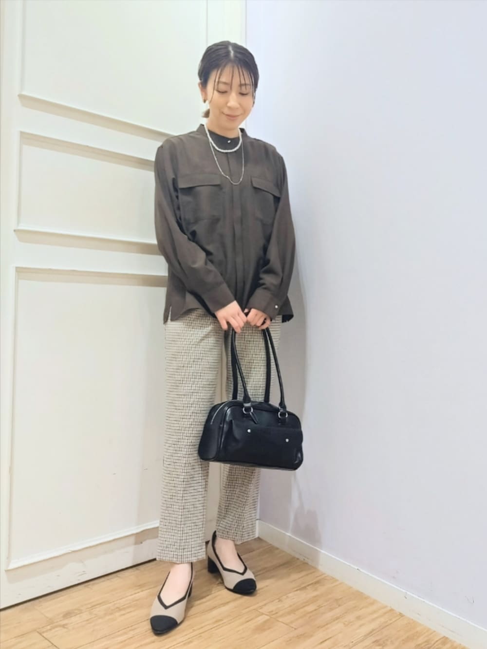 ベージュ系のトレンチコート、ブラウン系のシャツ/ブラウス、ベージュ系のその他パンツを着用したレディースの冬コーディネートの5枚目の写真