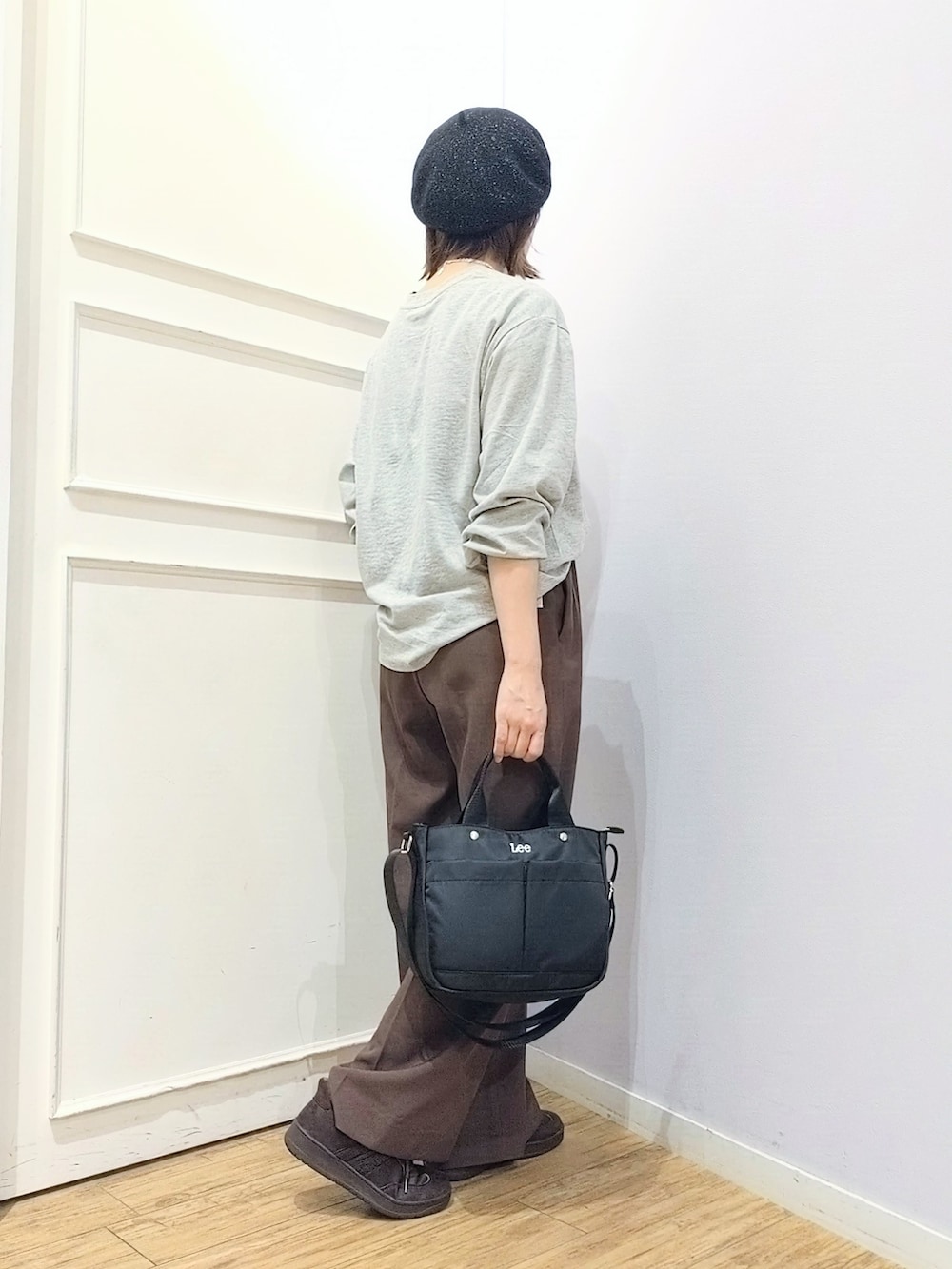 グレー系のTシャツ/カットソー、ブラウン系のその他パンツ、ブラック系のトートバッグを着用したレディースの秋コーディネートの3枚目の写真