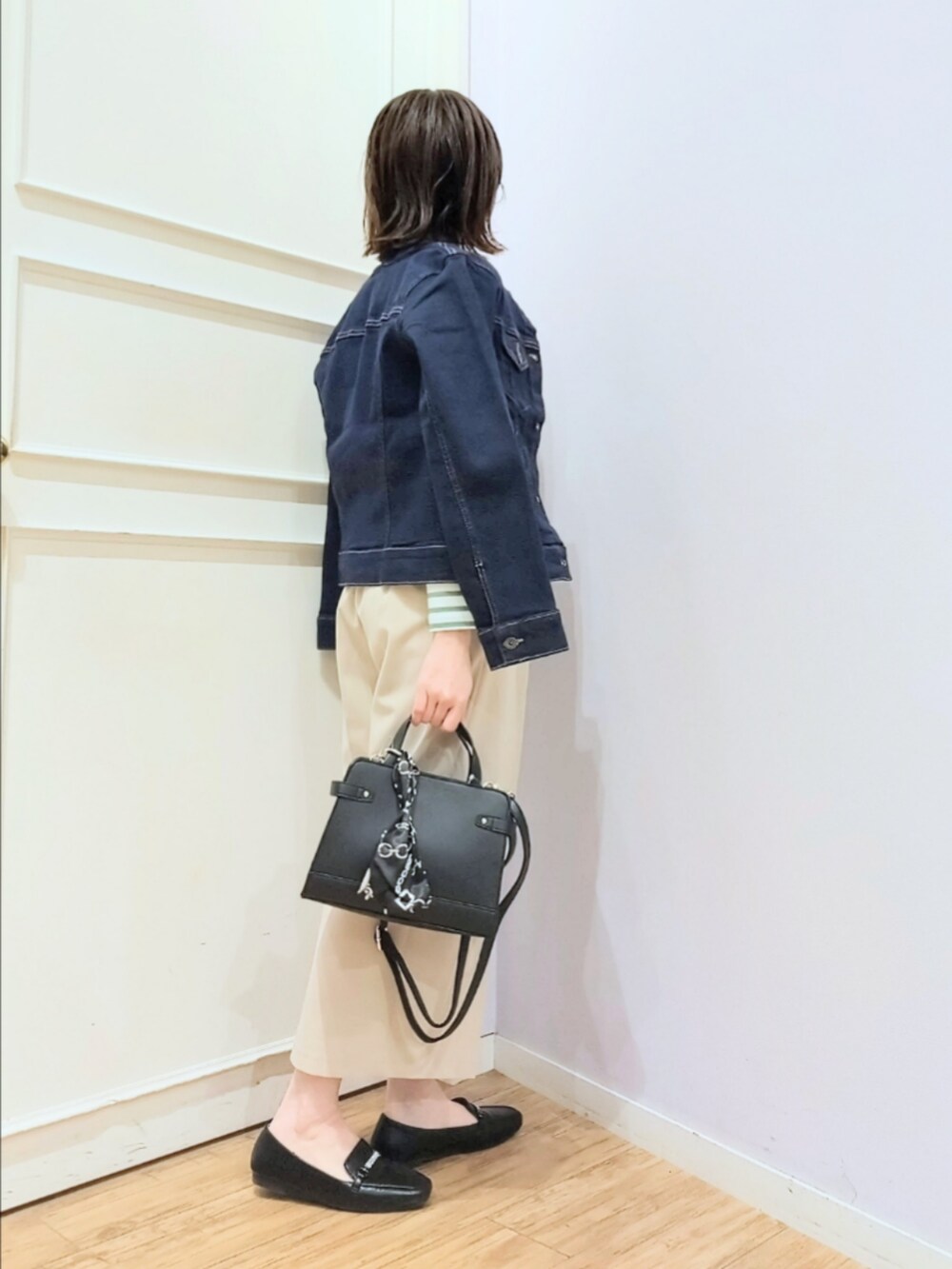 ブルー系のデニムジャケット、グリーン系のTシャツ/カットソー、ベージュ系のその他パンツを着用したレディースの冬コーディネートの3枚目の写真