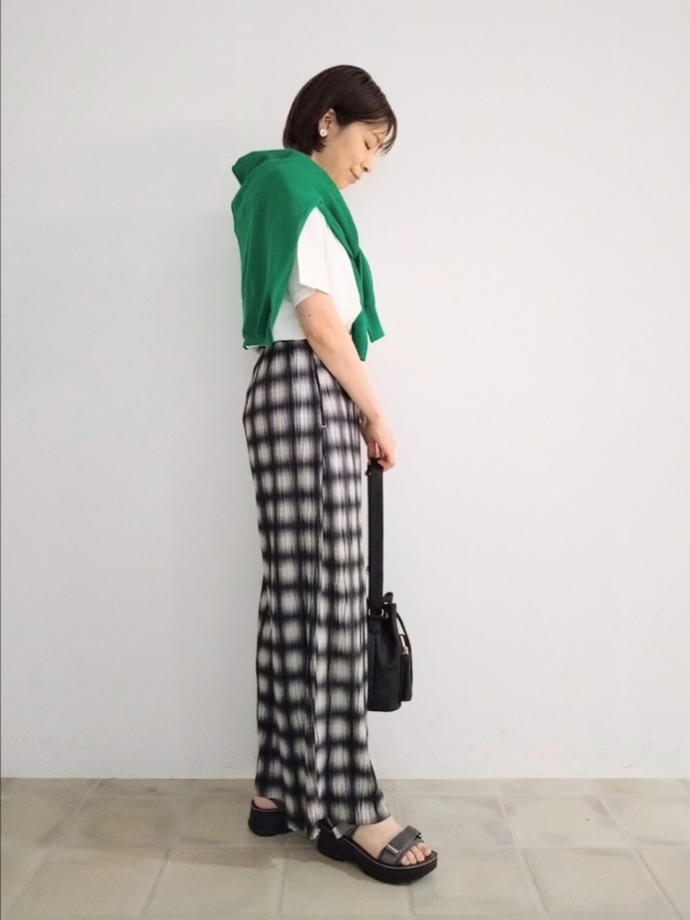 ホワイト系のTシャツ/カットソー、グリーン系のカーディガン/ボレロ、ブラック系のショルダーバッグを着用したレディースの夏コーディネートの2枚目の写真