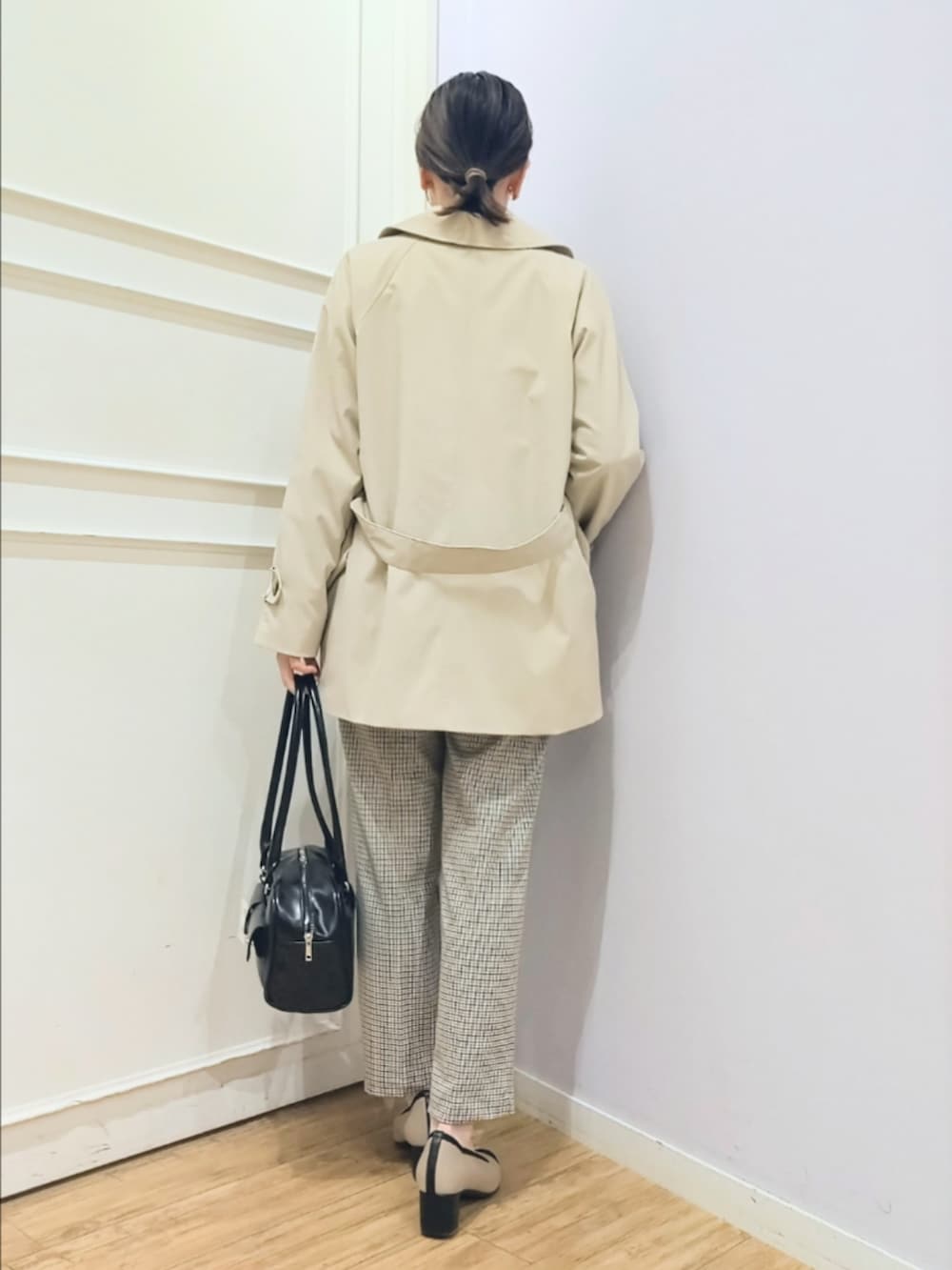 ベージュ系のトレンチコート、ブラウン系のシャツ/ブラウス、ベージュ系のその他パンツを着用したレディースの冬コーディネートの4枚目の写真