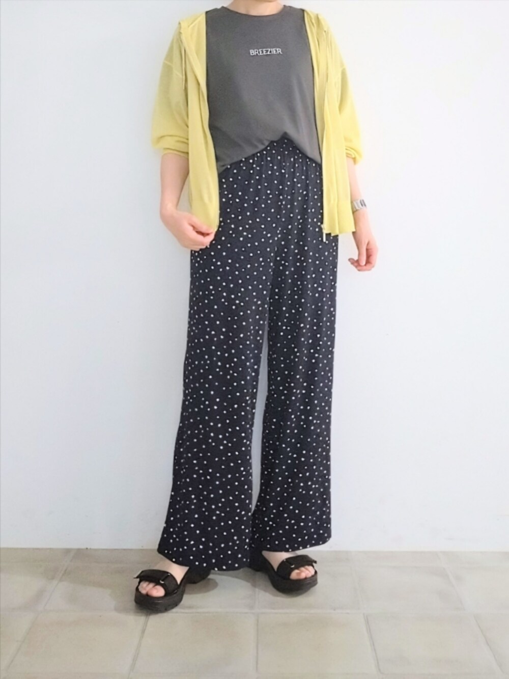 イエロー系のカーディガン/ボレロ、グレー系のTシャツ/カットソー、ブルー系のその他パンツを着用したレディースの夏コーディネートの4枚目の写真