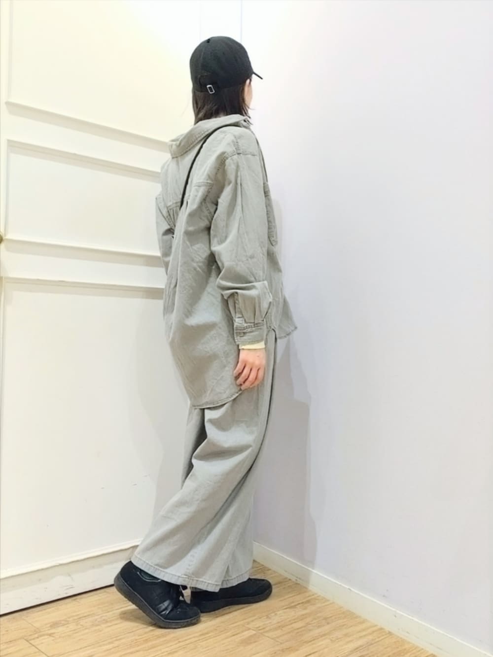 グレー系のシャツ/ブラウス、イエロー系のTシャツ/カットソー、ブラック系のショルダーバッグを着用したレディースの春コーディネートの3枚目の写真