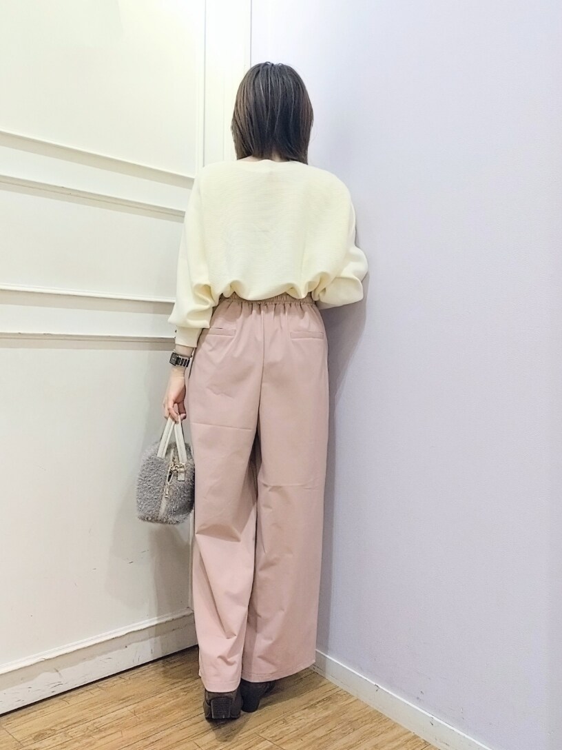 ホワイト系のニット/セーター、ベージュ系のショルダーバッグ、ブラウン系のブーツを着用したレディースの冬コーディネートの3枚目の写真