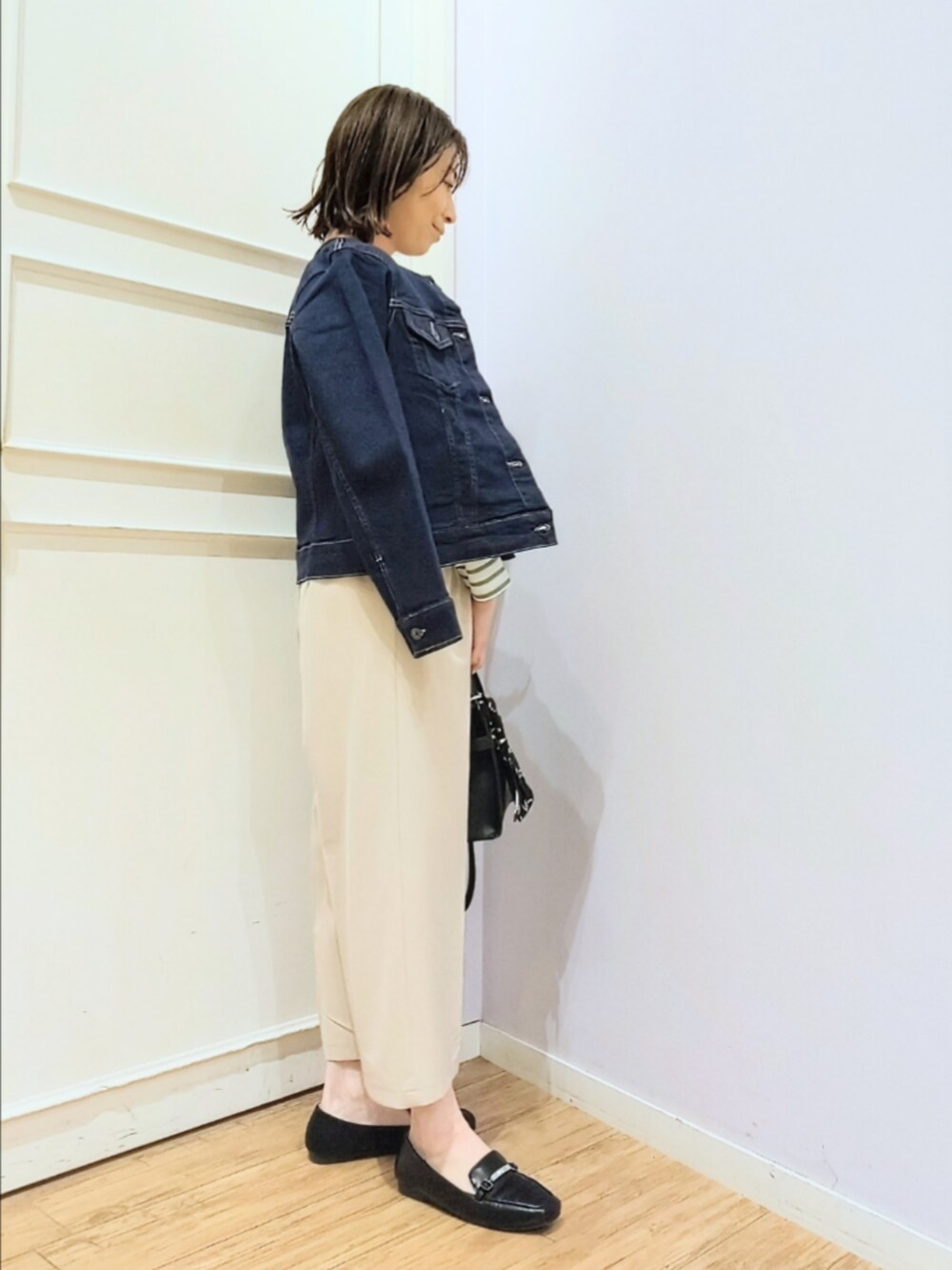 ブルー系のデニムジャケット、グリーン系のTシャツ/カットソー、ベージュ系のその他パンツを着用したレディースの冬コーディネートの2枚目の写真