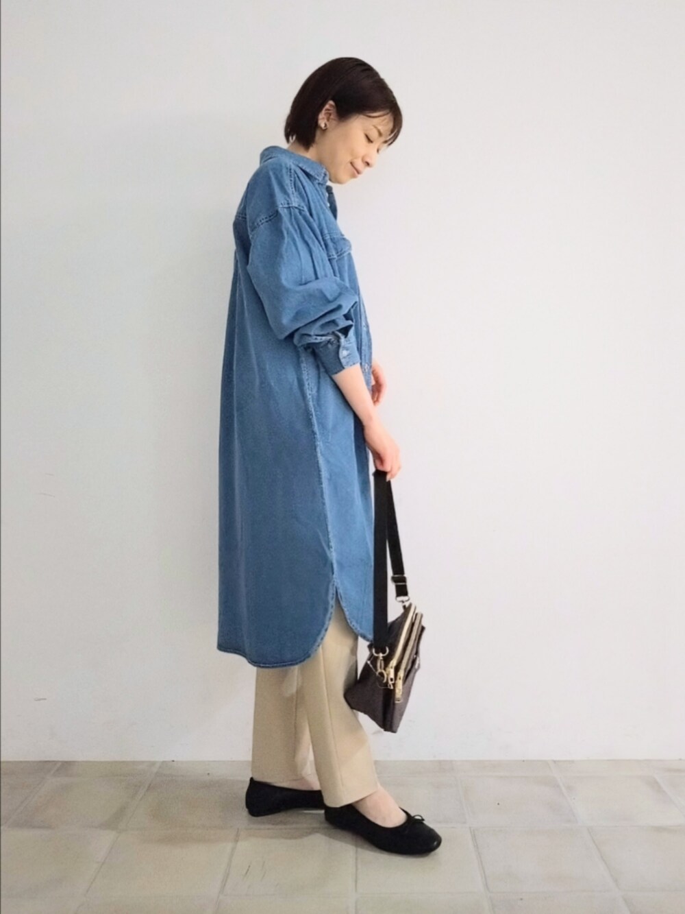 ブルー系のワンピース、ブルー系のTシャツ/カットソー、ベージュ系のその他パンツを着用したレディースの秋コーディネートの2枚目の写真