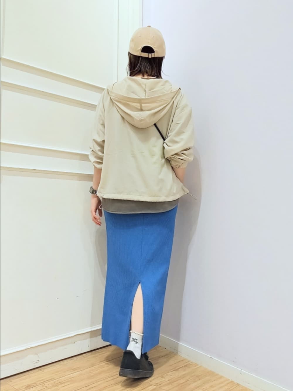 ベージュ系のブルゾン、グレー系のTシャツ/カットソー、ブルー系のスカートを着用したレディースの春コーディネートの4枚目の写真