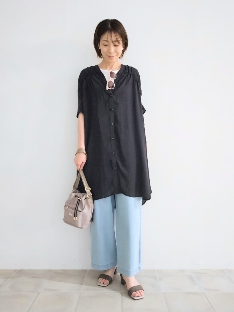 ブルー系のその他パンツ、グレー系のショルダーバッグ、ベージュ系のサンダルを着用したレディースの春コーディネートの4枚目の写真