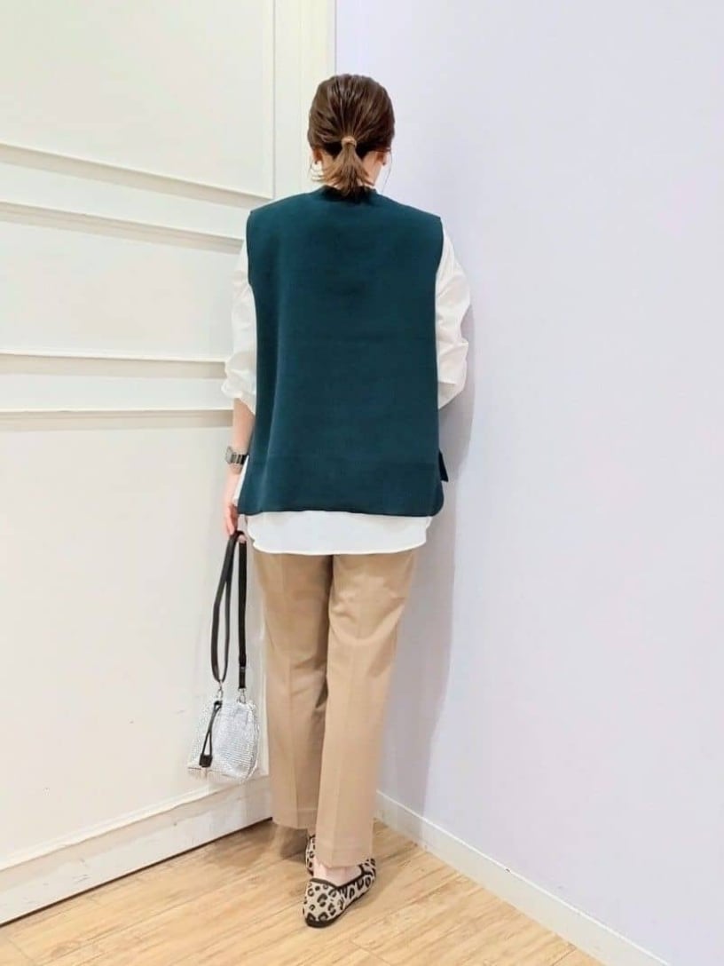 グリーン系のその他トップス、イエロー系のその他パンツ、シルバー系のショルダーバッグを着用したレディースの冬コーディネートの3枚目の写真