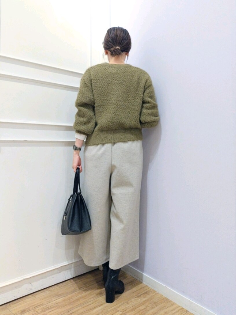 グリーン系のニット/セーター、ホワイト系のTシャツ/カットソー、ベージュ系のその他パンツを着用したレディースの秋コーディネートの3枚目の写真