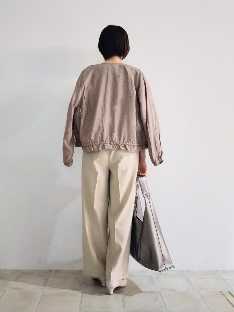 「大人コーデ、パンツコーデ、春ニット、お仕事コーデ、シアー、ブルゾン、ノーカラージャケット、ドロスト、ハイウエスト、トライアングルバッグ、ベルト、通勤着、オフィスカジュアル」|「DRESKIPの【S-LL】7分袖ガーター編みドルマンニット(ニット/セーター、ブラック系)」を使った、miomioさん(レディース・157cm)の春コーディネートの3枚目の写真