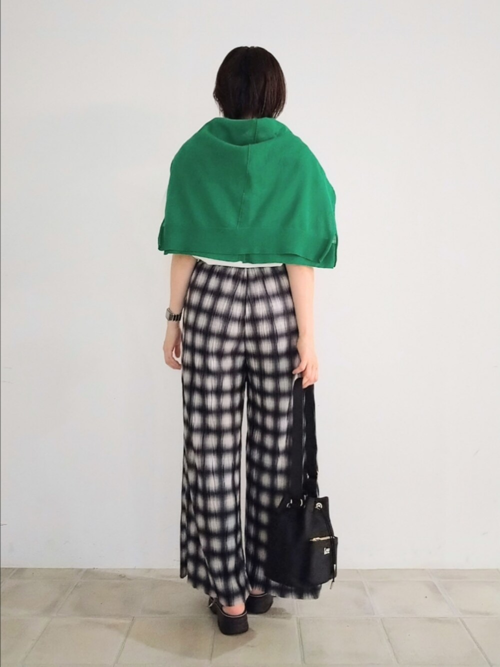 ホワイト系のTシャツ/カットソー、グリーン系のカーディガン/ボレロ、ブラック系のショルダーバッグを着用したレディースの夏コーディネートの3枚目の写真