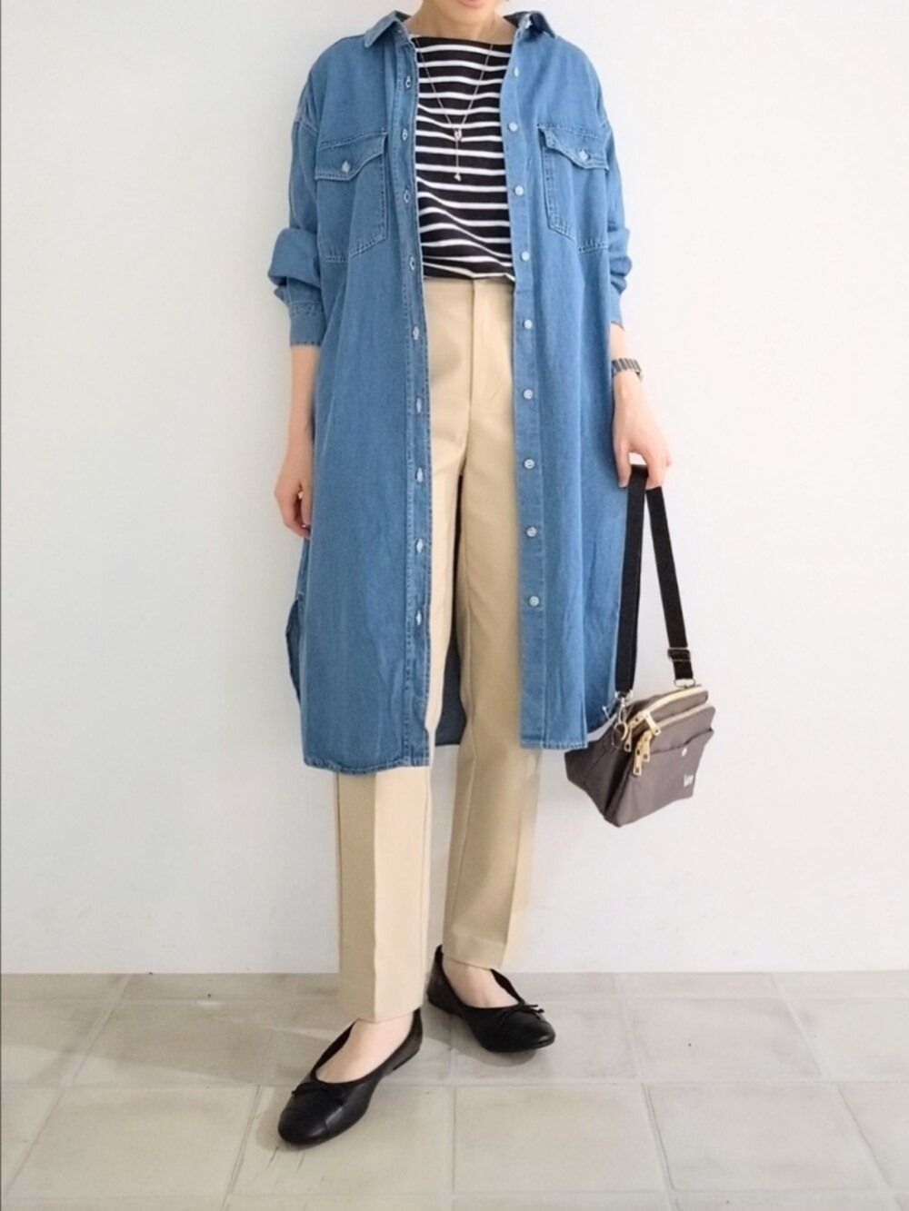 ブルー系のワンピース、ブルー系のTシャツ/カットソー、ベージュ系のその他パンツを着用したレディースの秋コーディネートの5枚目の写真