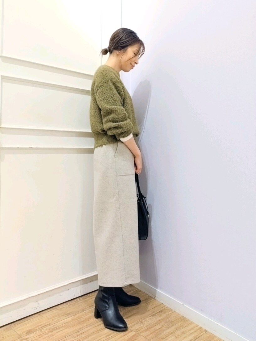 グリーン系のニット/セーター、ホワイト系のTシャツ/カットソー、ベージュ系のその他パンツを着用したレディースの秋コーディネートの2枚目の写真