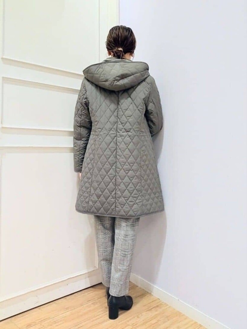 グレー系のその他アウター、ホワイト系のTシャツ/カットソー、ブラック系のショルダーバッグを着用したレディースの冬コーディネートの3枚目の写真