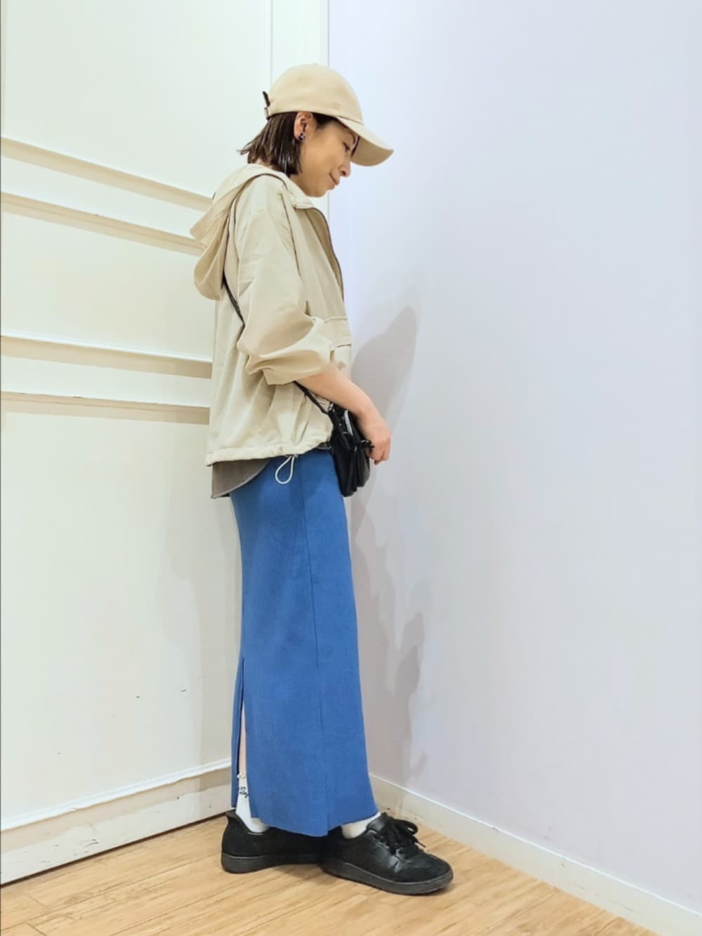 ベージュ系のブルゾン、グレー系のTシャツ/カットソー、ブルー系のスカートを着用したレディースの春コーディネートの2枚目の写真