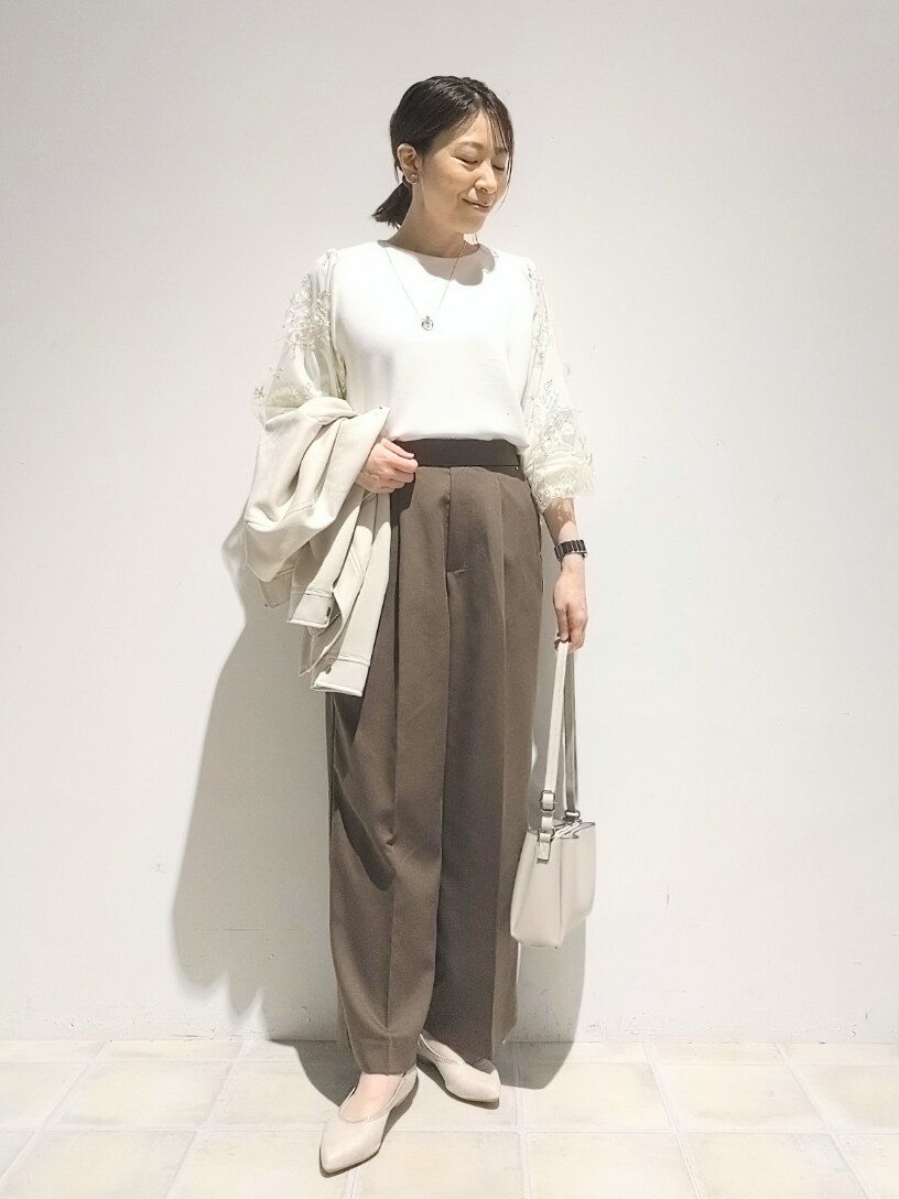 「春服コーデ、お出かけコーデ、着回しコーデ、シンプルスタイル、ブルゾンコーデ、レース、刺繍、チュール、スエード、吸水速乾、UVカット、通勤着、オフィスカジュアル、ジャケット、ブラウン」｜「DRESKIPの【S-LL】大人上品な やわらかスウェード調ブルゾン（ブルゾン、ホワイト系）」を使った、miomioさん（レディース・157cm）の春コーディネートの2枚目の写真