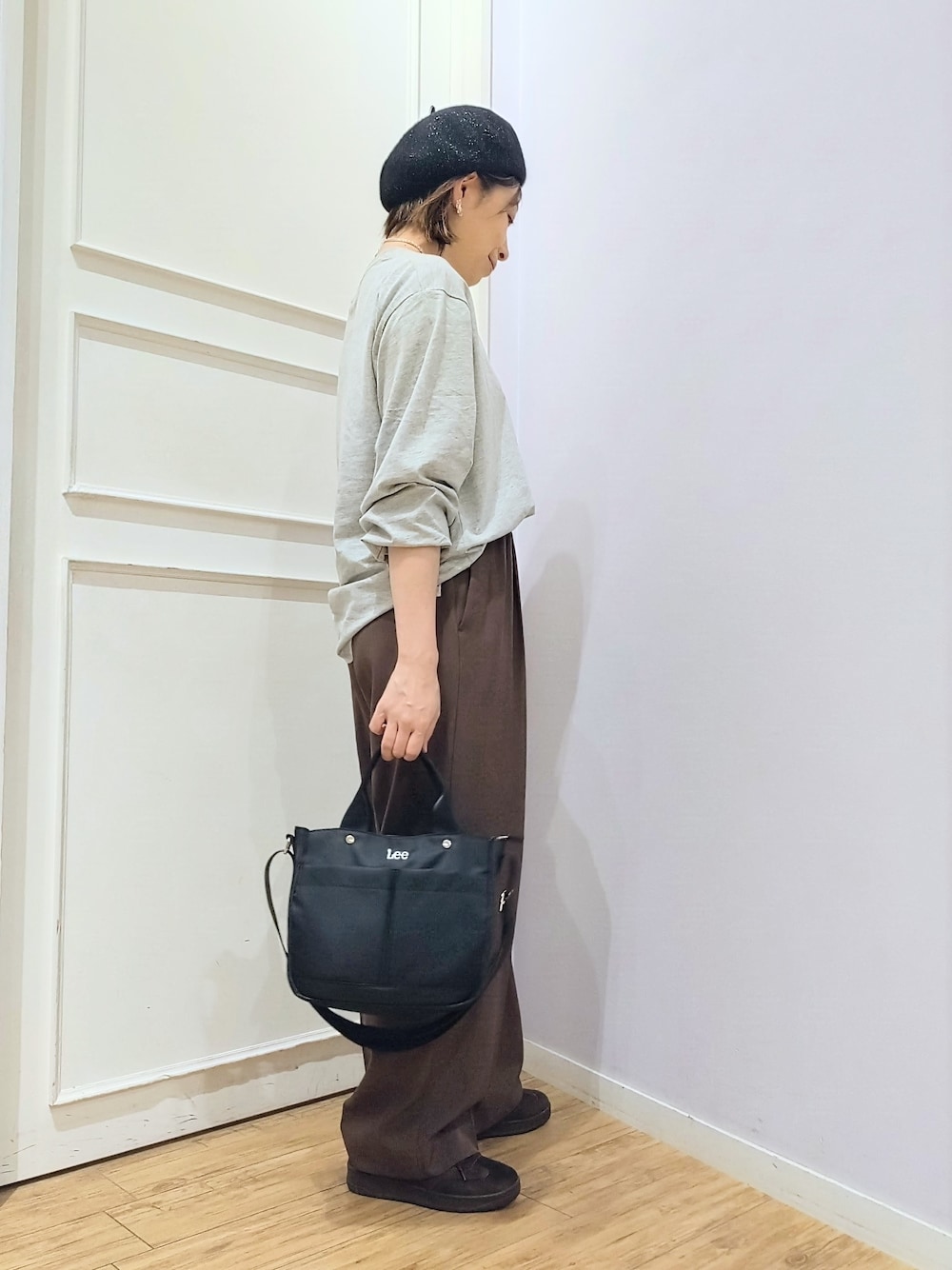 グレー系のTシャツ/カットソー、ブラウン系のその他パンツ、ブラック系のトートバッグを着用したレディースの秋コーディネートの2枚目の写真