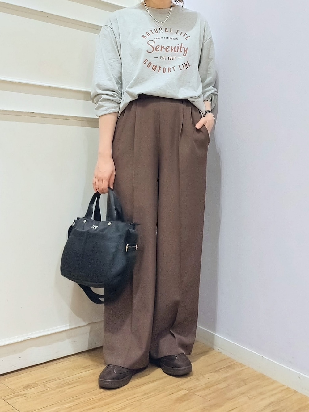 グレー系のTシャツ/カットソー、ブラウン系のその他パンツ、ブラック系のトートバッグを着用したレディースの秋コーディネートの5枚目の写真