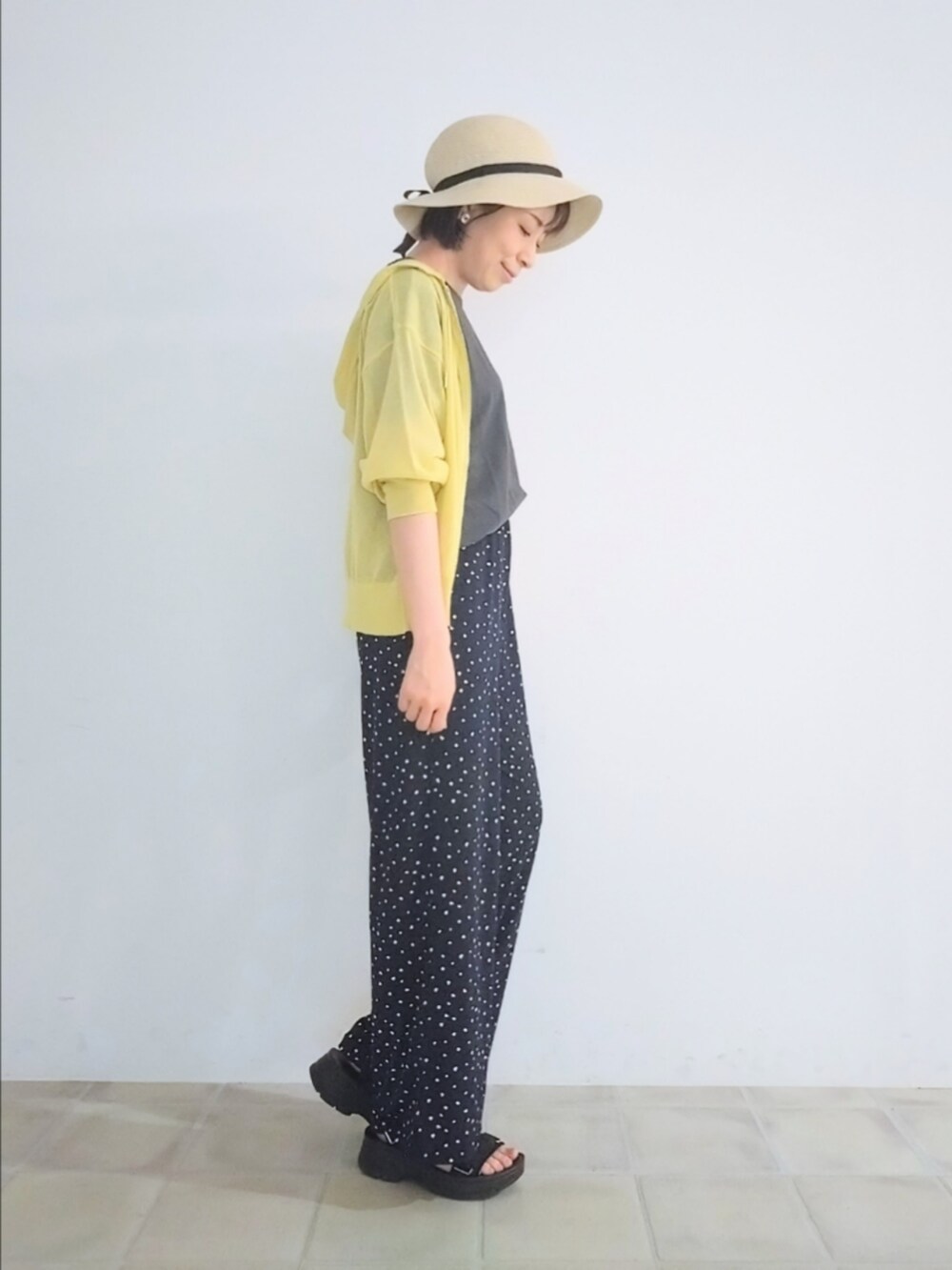 イエロー系のカーディガン/ボレロ、グレー系のTシャツ/カットソー、ブルー系のその他パンツを着用したレディースの夏コーディネートの2枚目の写真