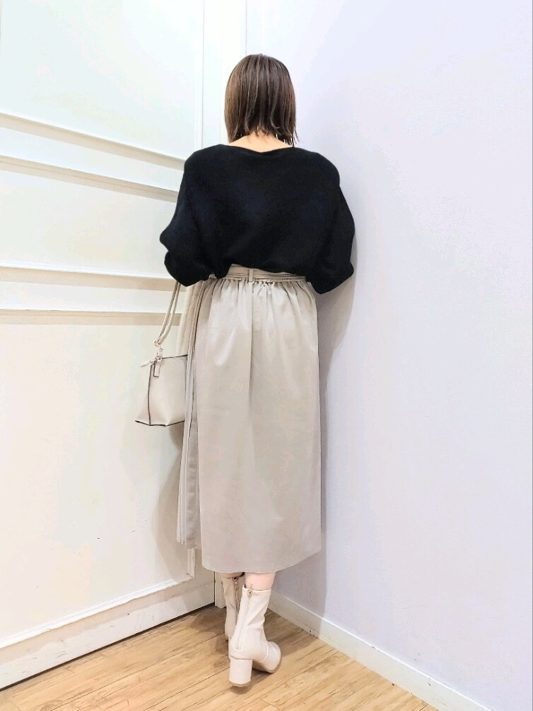 ブラック系のニット/セーター、グレー系のショルダーバッグ、ホワイト系のブーツを着用したレディースの冬コーディネートの3枚目の写真