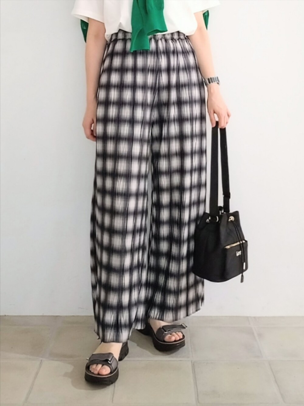 ホワイト系のTシャツ/カットソー、グリーン系のカーディガン/ボレロ、ブラック系のショルダーバッグを着用したレディースの夏コーディネートの4枚目の写真